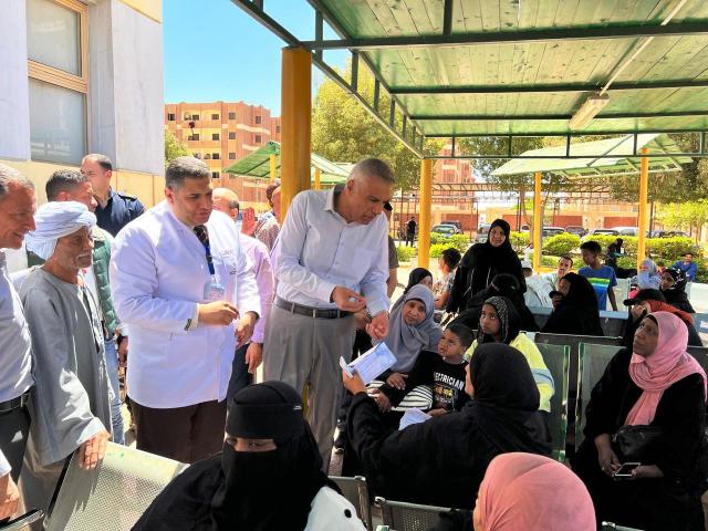 جولة مفاجئة لـ محافظ أسوان بمستشفى أسوان التخصصى