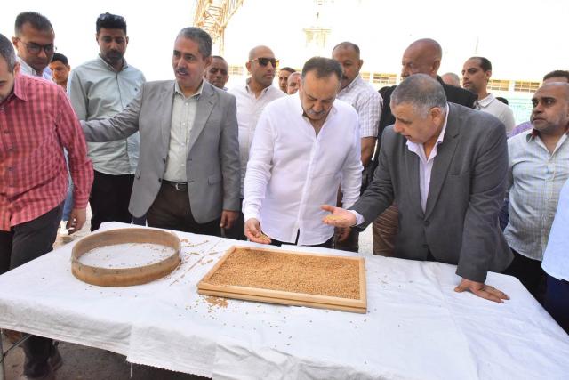 محافظ أسيوط يتفقد بدء موسم توريد القمح