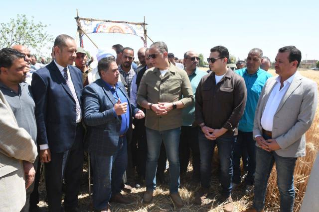 محافظ الفيوم يفتتح موسم حصاد القمح
