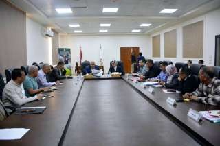 محافظ الوادي الجديد يترأس اجتماعاً...