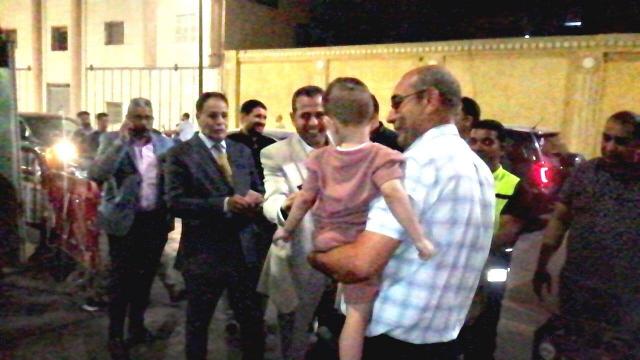 رئيس مدينة الأقصر يوزع الهدايا