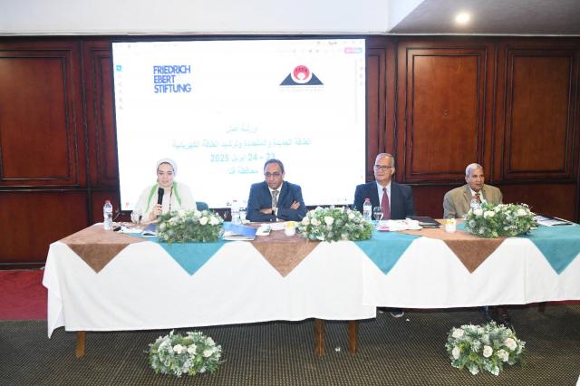 محافظ قنا يفتتح ورشة عمل حول الطاقة الجديدة