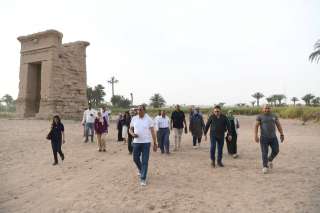محافظ قنا ومسؤولو الأمم المتحدة...