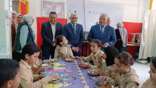بدء توزيع الوجبات الساخنة