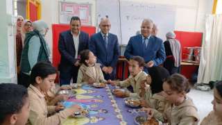 بدء توزيع الوجبات الساخنة على...