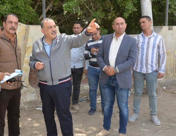 محافظ أسيوط يتفقد مدخل قرية منقباد