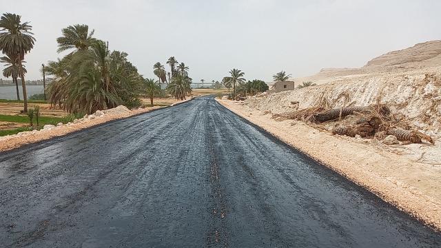 رصف طريق دير القصير