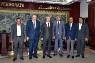 محافظ الأقصر يستقبل وفد الاتحاد...