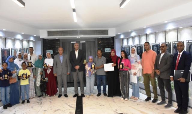 محافظ أسوان يكرم عددا من الطلاب