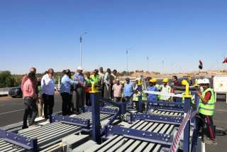 محافظ أسوان يتفقد أعمال تركيب...