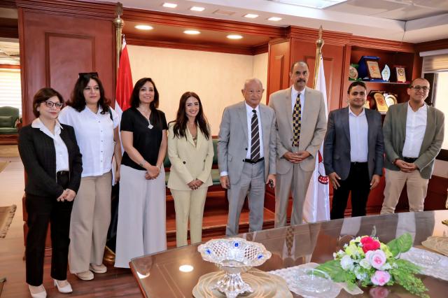 محافظ سوهاج يستقبل نجيب ساويرس