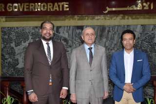 محافظ الأقصر يستقبل الفنان سامح...