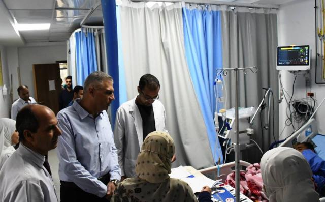 محافظ أسوان يطمئن على تقديم الخدمات الطبية