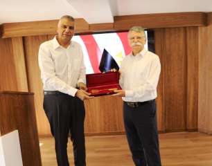 محافظ أسوان يستقبل رئيس البرلمان...