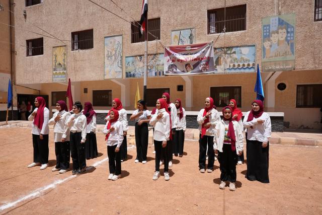 محافظ أسيوط يشهد حفل تخريج طالبات مدرسة الأمل