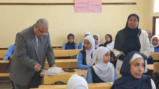 وكيل "تعليم الأقصر" يتفقد مدارس الزمامي