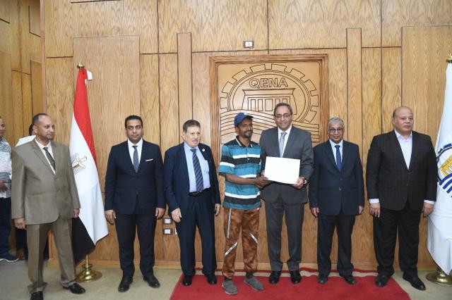 محافظ قنا يشارك في احتفالية عيد العمال