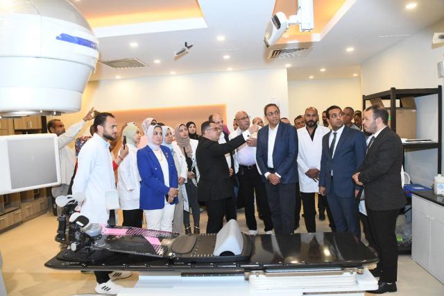 محافظ قنا يفتتح مبنى امتداد مركز الأورام الجديد لل