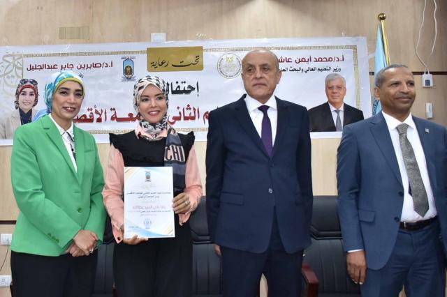 محافظ الأقصر يكرم 60 عضو هيئة تدريس بجامعة الأقصر