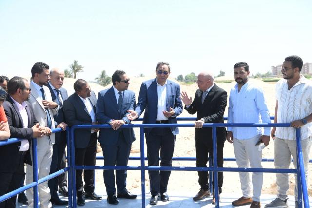 محافظ قنا يفتتح محطة مياه شرب الجبيل المدمجة