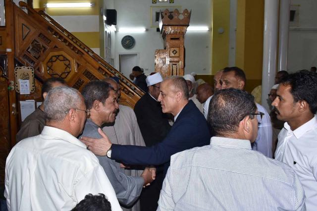 محافظ الأقصر يؤدى شعائر صلاة الجمعة