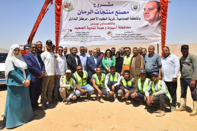 محافظ أسيوط يتفقد مشروع المصنع