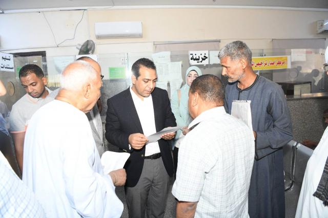 نائب محافظ قنا يتفقد المركز التكنولوجي