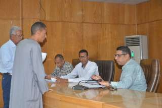 نائب محافظ الأقصر يبحث شكاوى المواطنين...