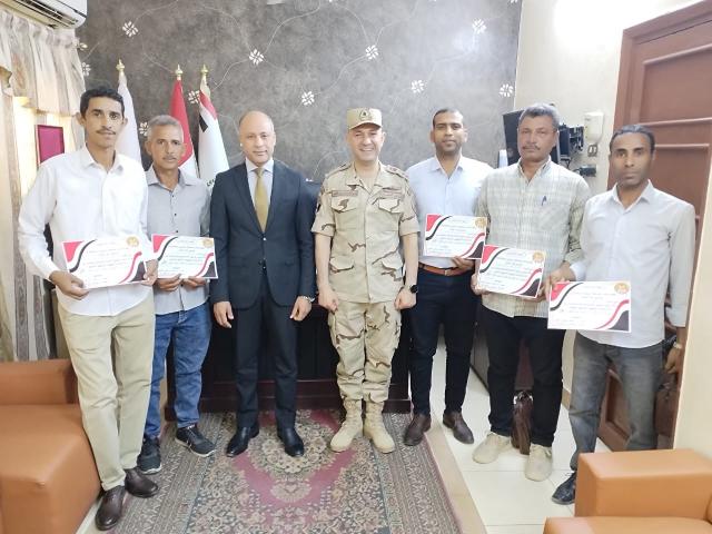 المستشار العسكري يُكرم عددًا من العاملين بالتموين