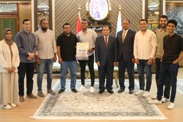رئيس جامعة جنوب الوادي يكرم طلاب طب الفم والاسنان