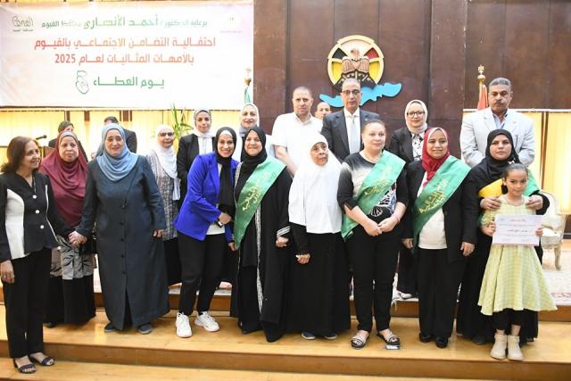 محافظ الفيوم يُكرم عدداً من الأمهات المثاليات