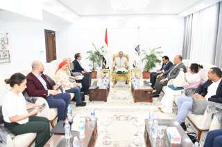 محافظ قنا يبحث الموقف التنفيذي...