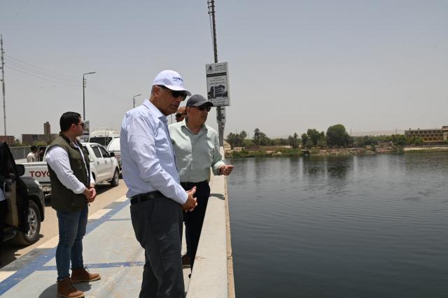 جولة وزير الري ومحافظ أسوان