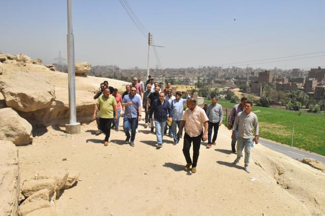 محافظ أسيوط يتفقد مقبرة