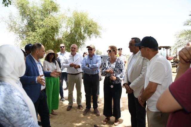 جولة محافظ قنا ومساعد وزير التنمية المحلية