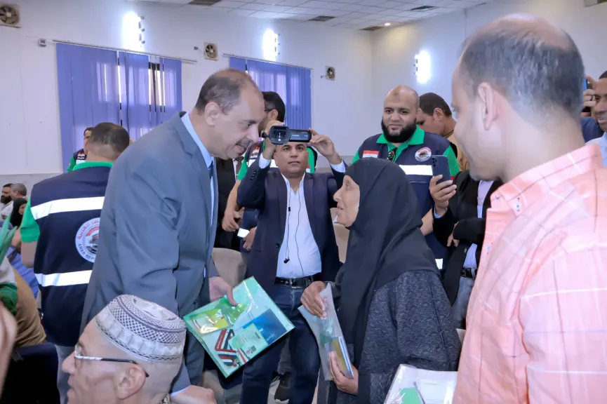 محافظ سوهاج يسلم تأشيرات وتذاكر الحج للفائزين بقرعة حج الجمعيات الأهلية