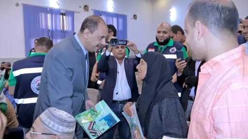 محافظ سوهاج يسلم تأشيرات وتذاكر...
