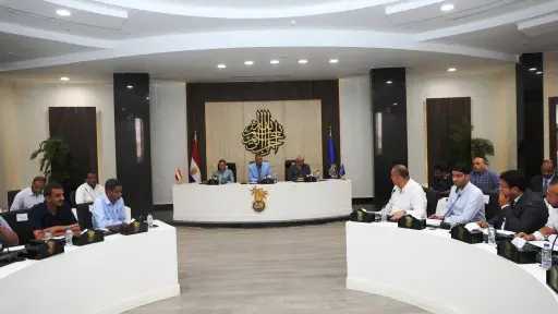 خلال اجتماع موسع.. محافظ أسوان...