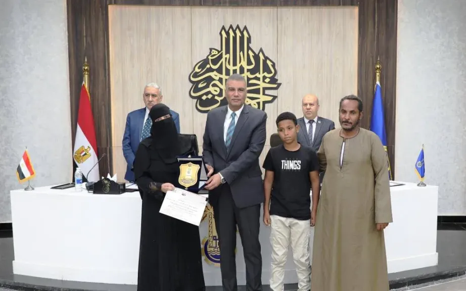 محافظ أسوان يكرم أسرة أسرة شهيد العمل مجاهد محمد حسن