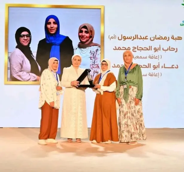 تكريم الطالبتين