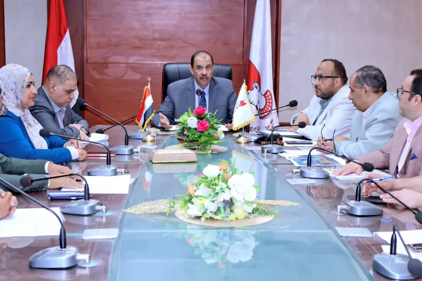 محافظ سوهاج خلال الاجتماع