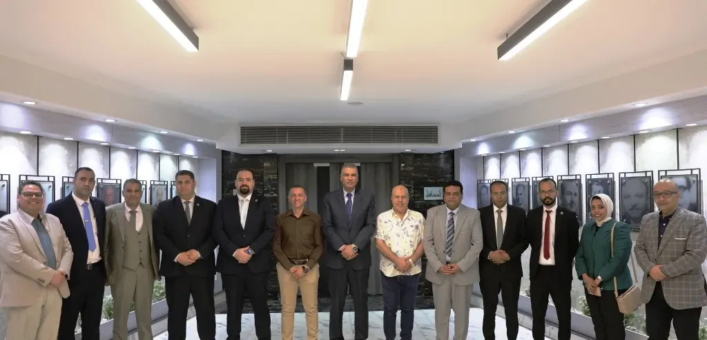 محافظ أسوان وفريق عمل فرع الهيئة العامة للرعاية الصحية