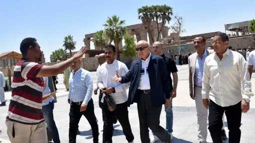 محافظ الأقصر يستمع لشكاوي المواطنين...