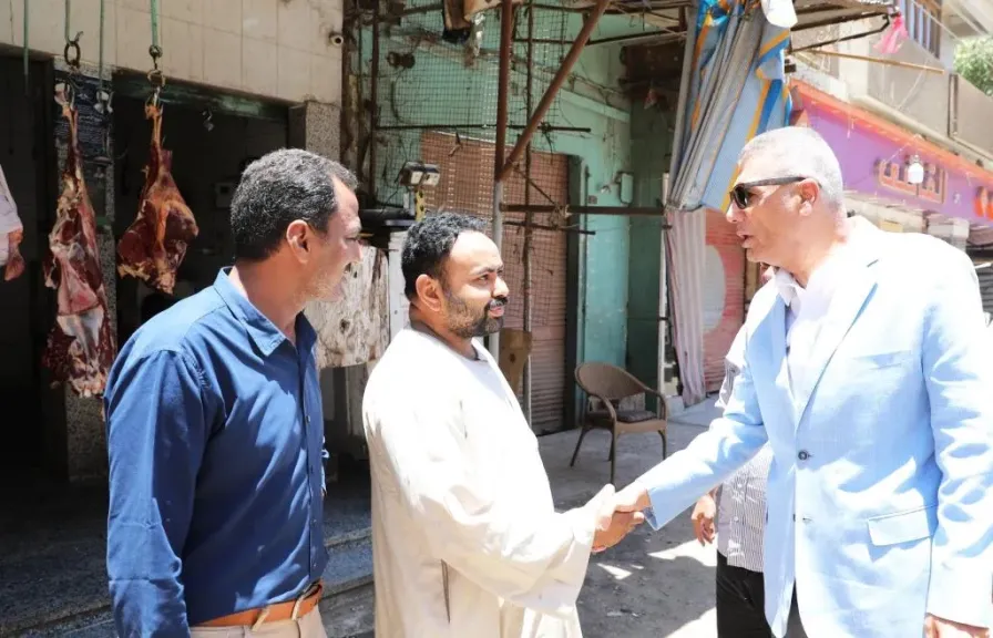 محافظ أسوان يفاجئ عددا محلات الجزارة والمخابز البلدية بكوم أمبو