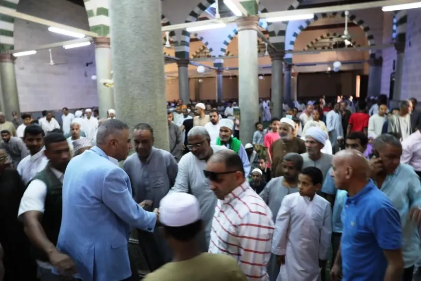 محافظ أسوان يبحث مشاكل المواطنين