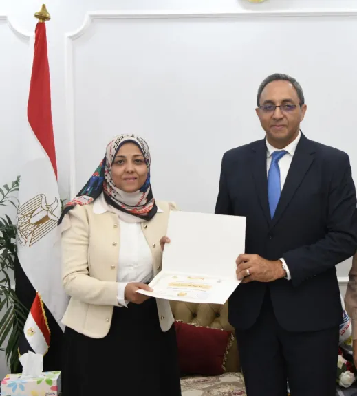 محافظ قنا يكرم باحثة قانونية
