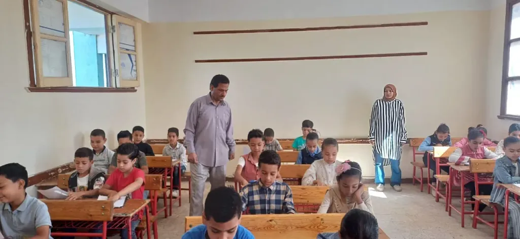 مدير تعليم أبوتشت يتفقد لجان امتحانات نهاية العام لصفوف النقل