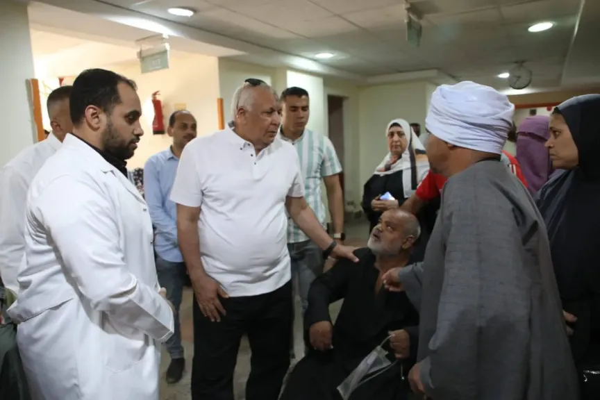 محافظ الوادي الجديد يتابع خدمات التأمين الصحي بالخارجة