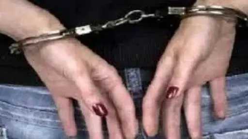 حبس ربة منزل وإيداع طفليها...