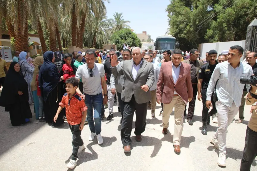 محافظ الوادي الجديد يُودّع حجاج بيت الله الحرام